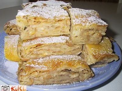 Jabolčni zavitek s pregreto smetano