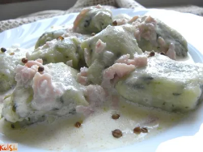 Zeleni svaljki v smetanovi omaki s šunko