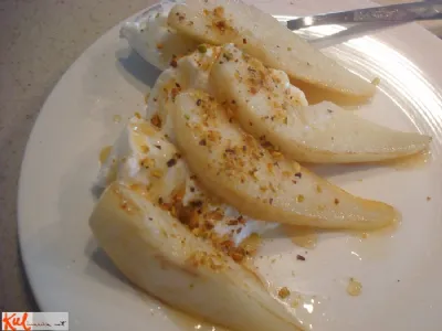 Grški jogurt s pečenimi hruškami in medom