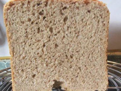 100 % polnovredni pirin/pšenični kruh iz kruhomata