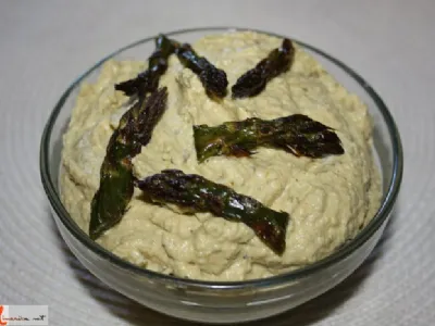 Humus s pečenimi šparglji