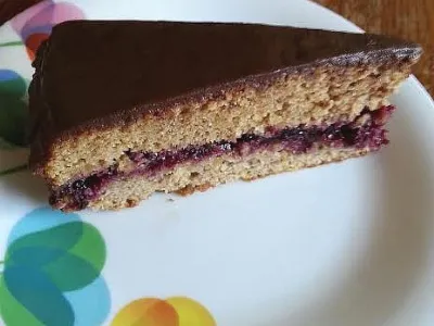 Ajdova torta z ribezovo marmelado, lešniki in jabolki