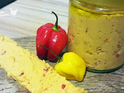 Pikantni namaz s čilijem in čičeriko