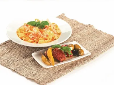 Široki rezanci s kozicami v kremni omaki s penino