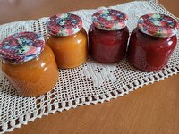 Marelična in jagodna marmelada.