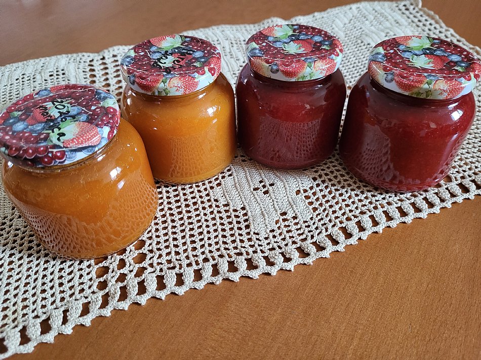 Marelična in jagodna marmelada.