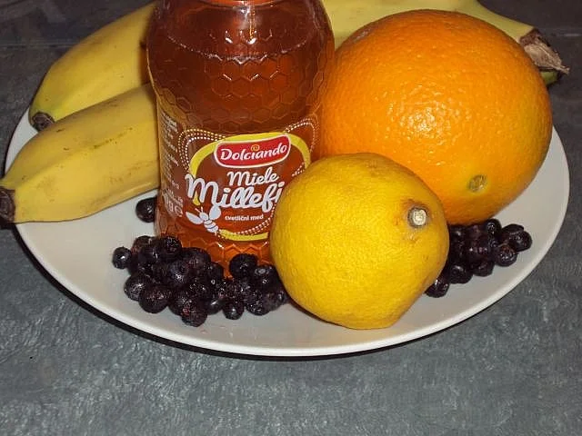 Zdravi sadni koktajli za osvežitev v vročih poletnih dneh