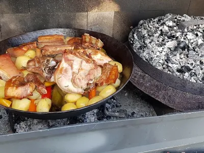 Mešano meso izpod peke