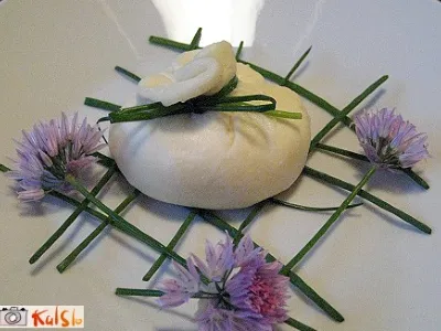 Mozzarelin mošnjiček s česnovo omako