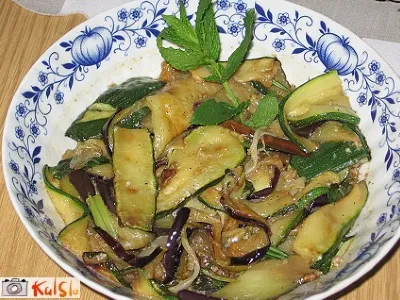 Jajčevci in bučke z mlado čebulo