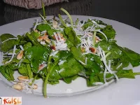 Fotografija recepta: Solata iz mlade špinače s pinjolami