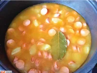 Fotografija recepta: Krompirjev golaž s hrenovkami