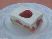 Fotografija recepta: Jogurtova strjenka na biskvitu