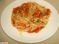 Fotografija recepta: Špageti s tuno in svežim paradižnikom