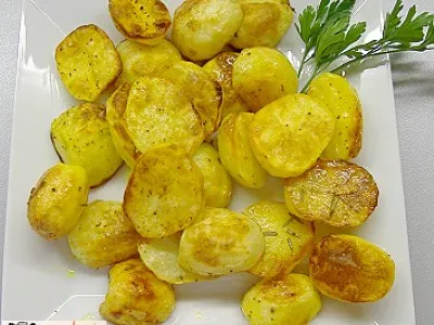 Krompir iz pečice s curryjem in rožmarinom