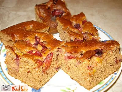 Kakavov biskvit s slivami