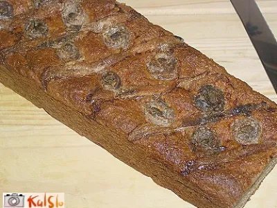 Čebulni kruh s fileti inčunov