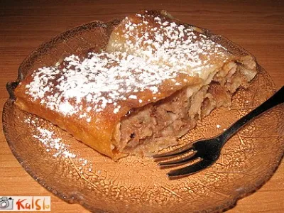 Jabolčni zavitek z orehi