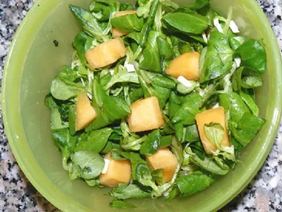 Zelena solata z melono