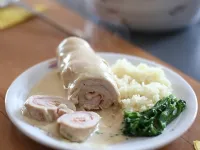 Fotografija recepta: Puranje roladice v sirovi omaki