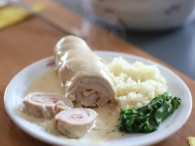 Puranje roladice v sirovi omaki