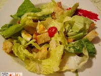 Fotografija recepta: Čarobna zelena solata s prelivom in kruhki