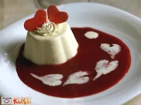 Fotografija recepta: Smetanova strjenka z višnjevo omako