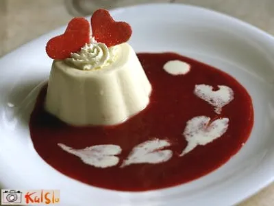 Smetanova strjenka z višnjevo omako