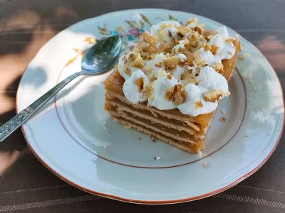 Jabolčno pecivo s keksi