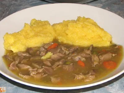 Golaž iz piščančjih želodčkov