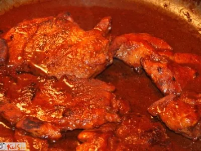 Pikantni zrezki s porovim krompirjem