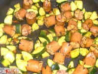 Fotografija recepta: Pražene hrenovke s karijem in bučkami