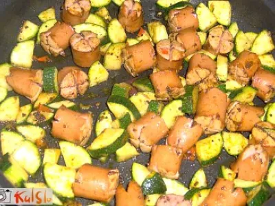 Pražene hrenovke s karijem in bučkami