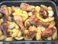 Fotografija recepta: Piščančja bedrca s krompirjem v pečici
