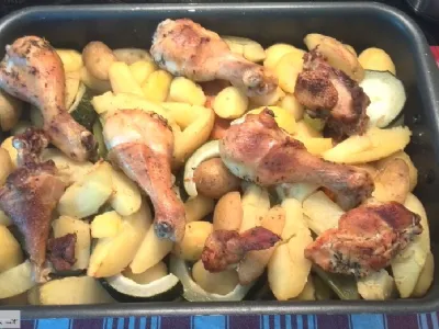 Piščančja bedrca s krompirjem v pečici