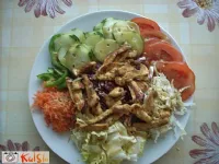 Fotografija recepta: Solatni krožnik s piščančjim mesom in medenim prelivom