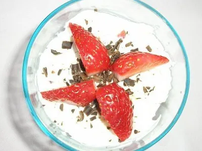 Jagode mežikajo vrtnicam