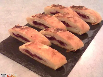 Zdrobov zavitek z višnjami