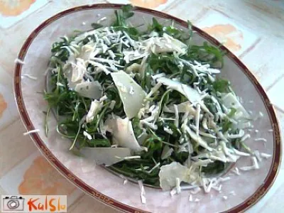 Rukola z ovčjim in kozjim sirom