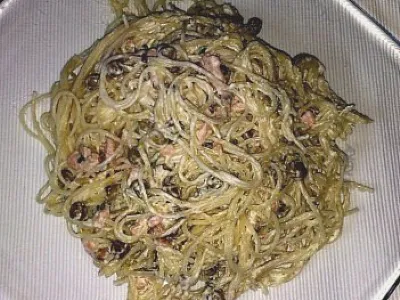 Špageti z lososom v smetanovi omaki