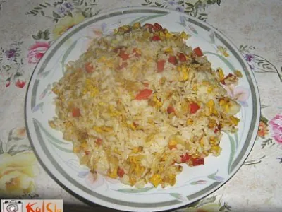 Pražen riž z ostanki in jajci  v woku