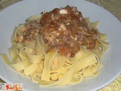 Omaka s pelati, skušami in fetaki sirom