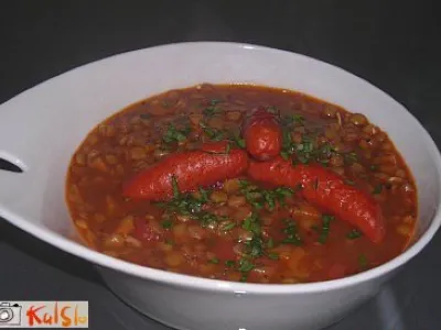 Enolončnica iz leče s pikantnimi klobasami