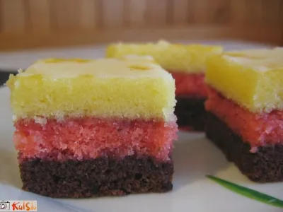 Tribarvni rumov kolač