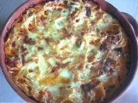 Fotografija recepta: Gratinirane testenine s paradižnikom, olivami, feto in baziliko