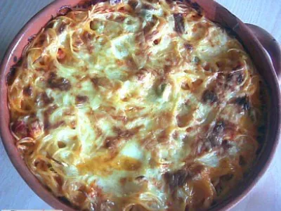 Gratinirane testenine s paradižnikom, olivami, feto in baziliko