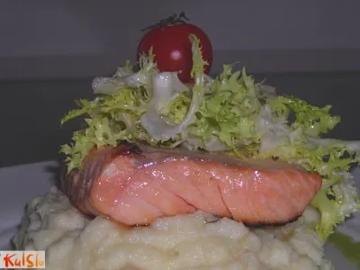 Mariniran losos na žaru na pireju iz zelene