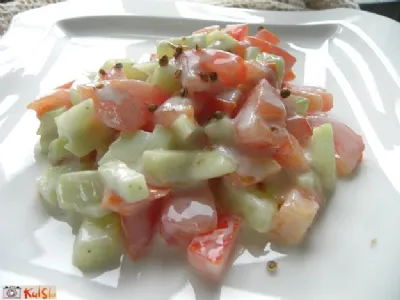 Kumarično paradižnikova raita