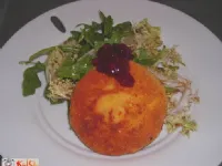 Fotografija recepta: Ocvrt camembert z brusnicami in solato