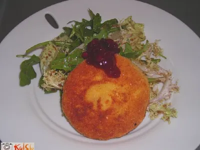 Ocvrt camembert z brusnicami in solato